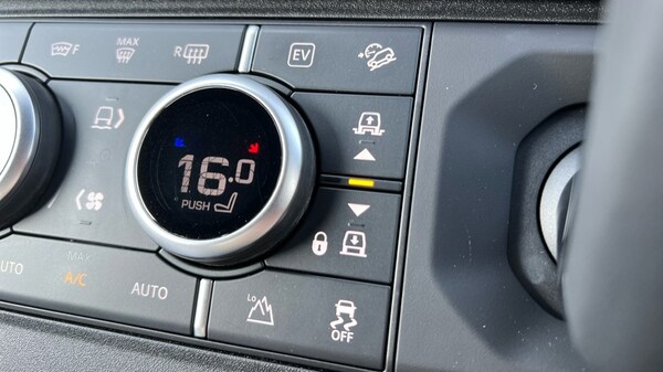 Used Land Rover Defender 2024 for sale - 76229456: Photo 71