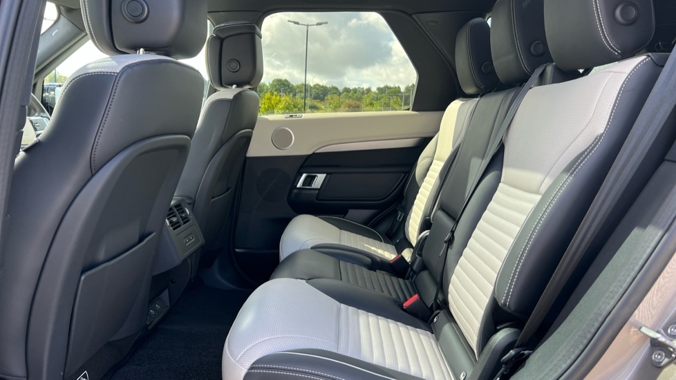 Used Land Rover Discovery 2024 for sale - 76074532: Photo 4