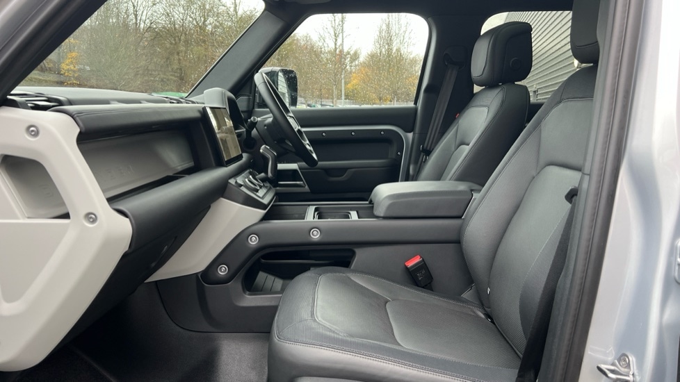 Used Land Rover Defender 2024 for sale - 76766132: Photo 3