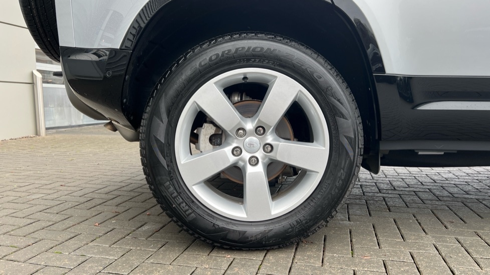 Used Land Rover Defender 2024 for sale - 76766132: Photo 32