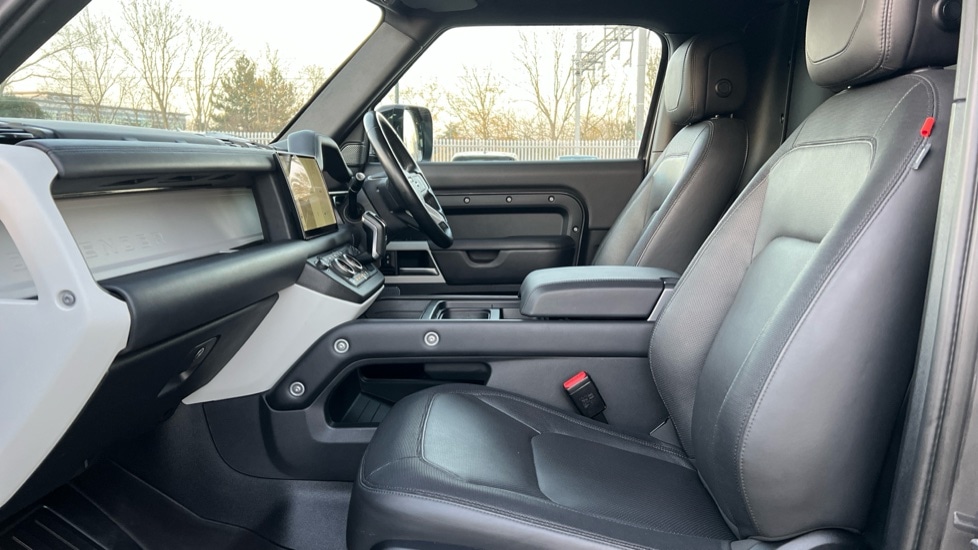 Used Land Rover Defender 2023 for sale - 76928062: Photo 3