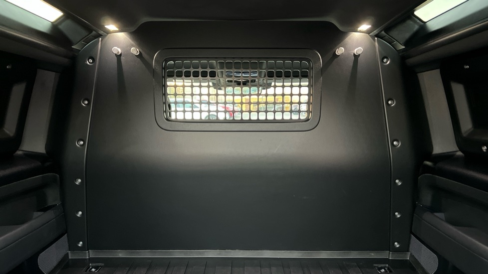 Used Land Rover Defender 2023 for sale - 76928062: Photo 4