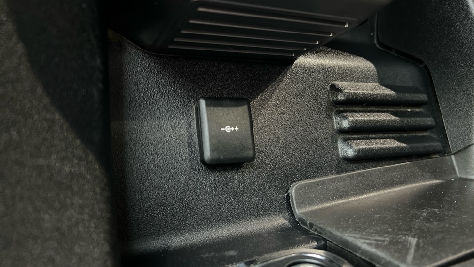 Used Land Rover Defender 2023 for sale - 76928062: Photo 51