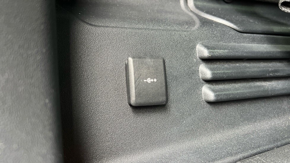 Used Land Rover Defender 2023 for sale - 76447295: Photo 53