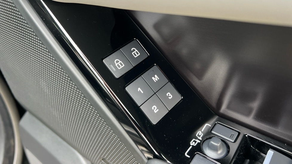 Used Land Rover Range Rover Velar 2025 for sale - 76652612: Photo 44