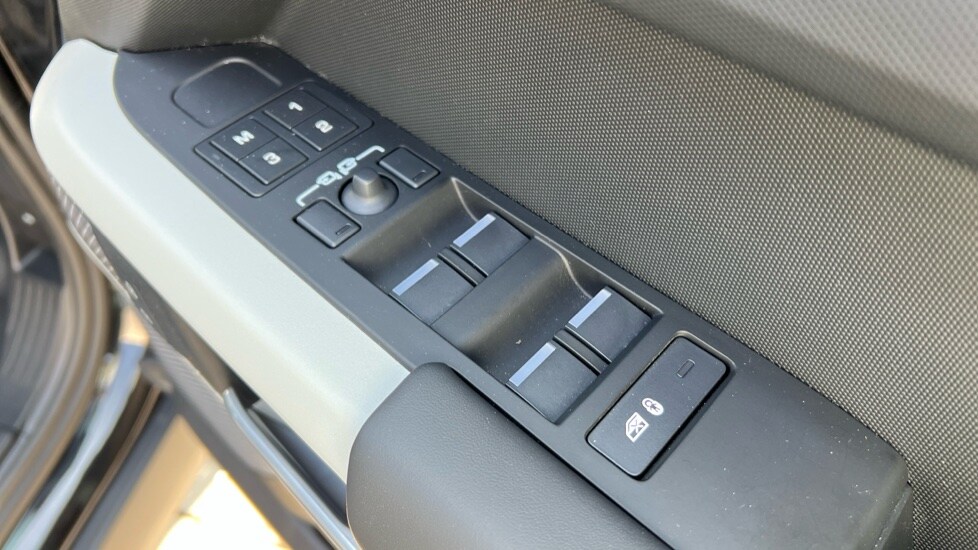 Used Land Rover Defender 2024 for sale - 76180197: Photo 44