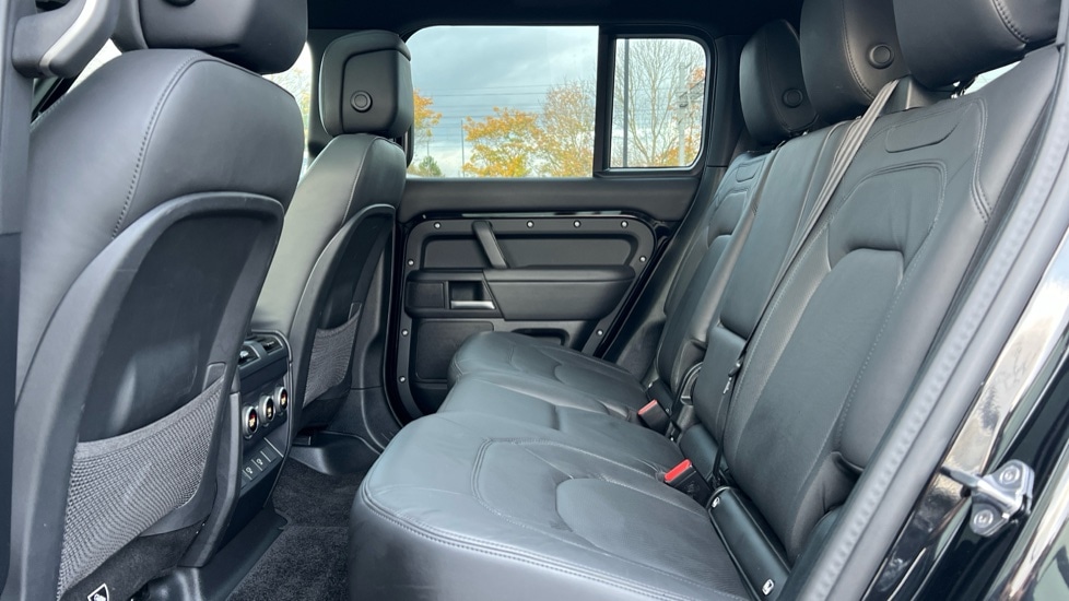 Used Land Rover Defender 2025 for sale - 76704363: Photo 4