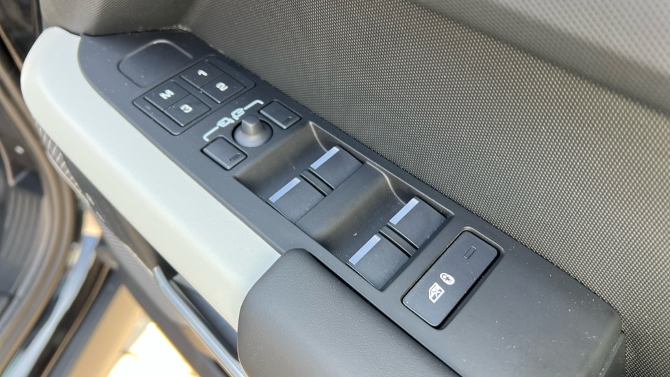 Used Land Rover Defender 2024 for sale - 76140462: Photo 44