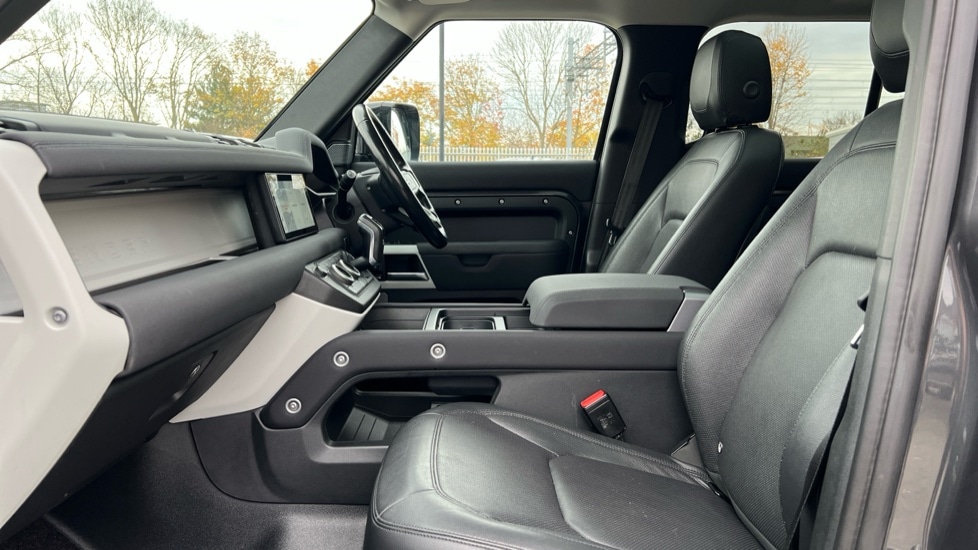 Used Land Rover Defender 2022 for sale - 76540137: Photo 3