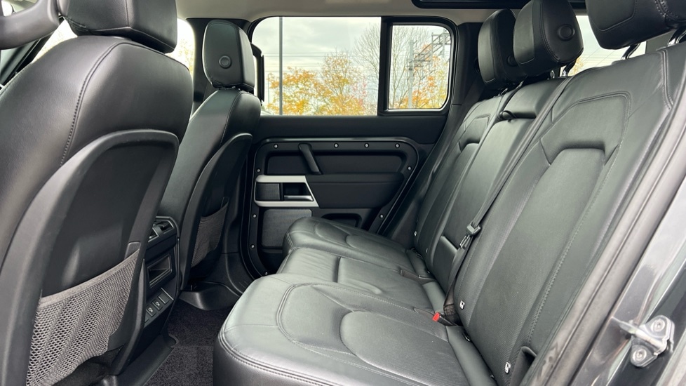 Used Land Rover Defender 2022 for sale - 76540137: Photo 4