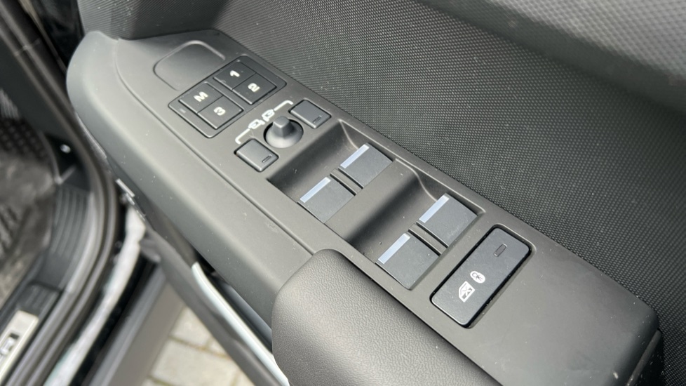 Used Land Rover Defender 2025 for sale - 76691580: Photo 44