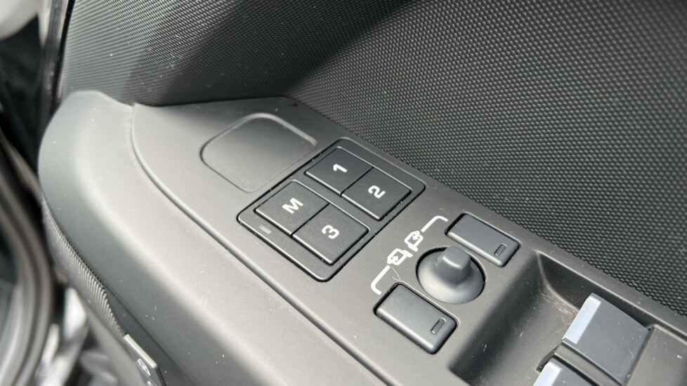 Used Land Rover Defender 2025 for sale - 76691580: Photo 51