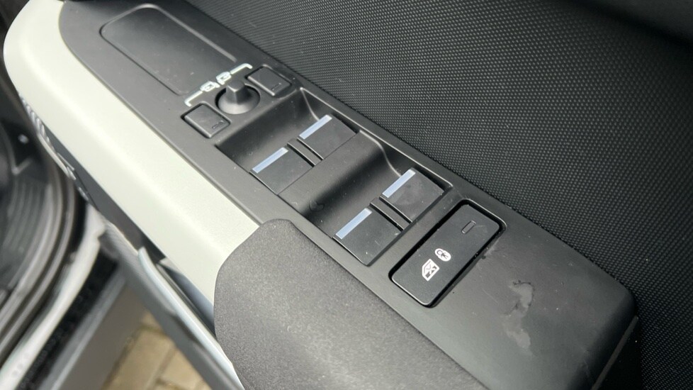 Used Land Rover Defender 2023 for sale - 77010221: Photo 43