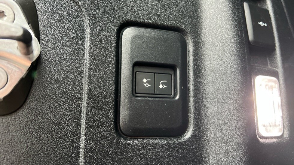 Used Land Rover Defender 2023 for sale - 77010221: Photo 52