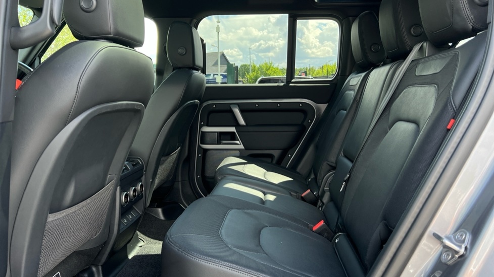 Used Land Rover Defender 2023 for sale - 76176253: Photo 4