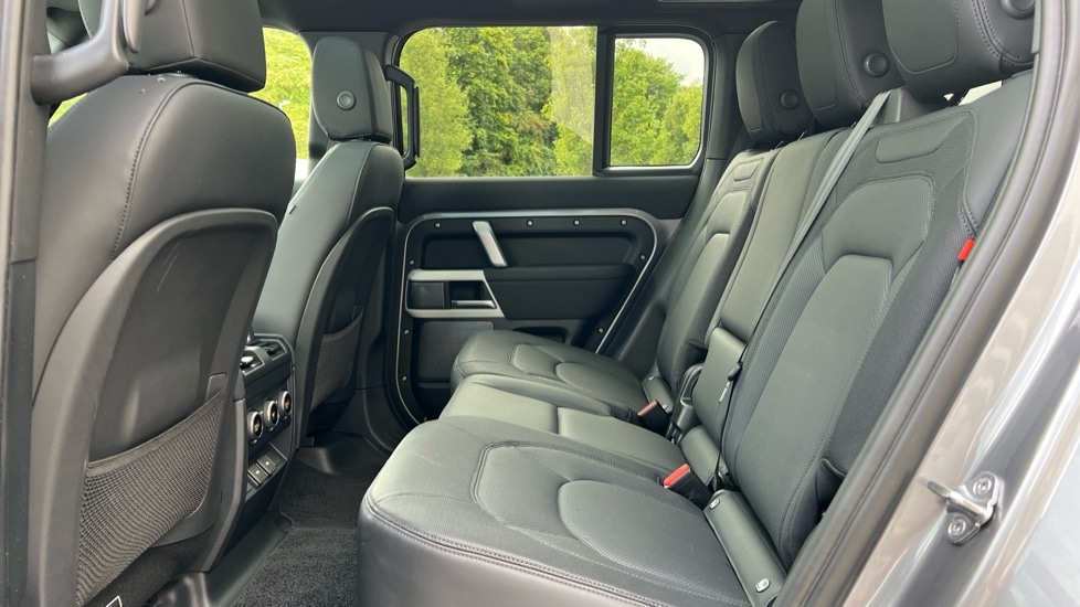 Used Land Rover Defender 2023 for sale - 76691399: Photo 4
