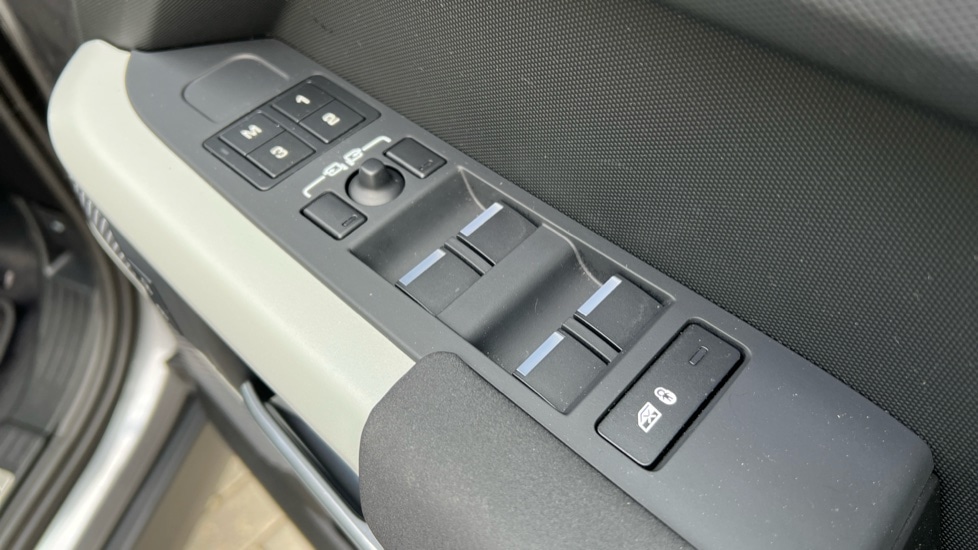 Used Land Rover Defender 2023 for sale - 76691399: Photo 44