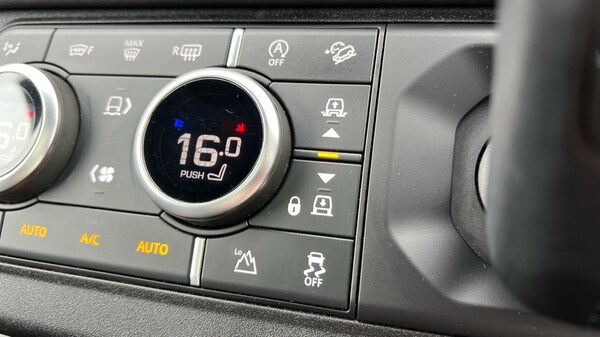 Used Land Rover Defender 2023 for sale - 76217292: Photo 88