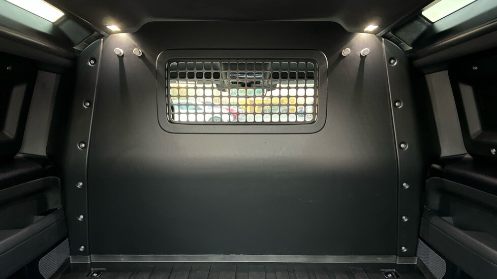 Used Land Rover Defender 2023 for sale - 76602793: Photo 4