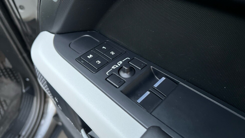 Used Land Rover Defender 2023 for sale - 76602793: Photo 44