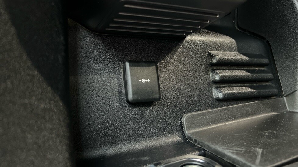 Used Land Rover Defender 2023 for sale - 76602793: Photo 51