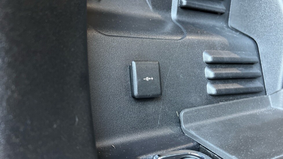 Used Land Rover Defender 2025 for sale - 76915099: Photo 50