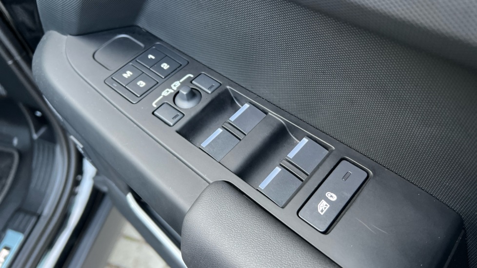 Used Land Rover Defender 2025 for sale - 76540144: Photo 44