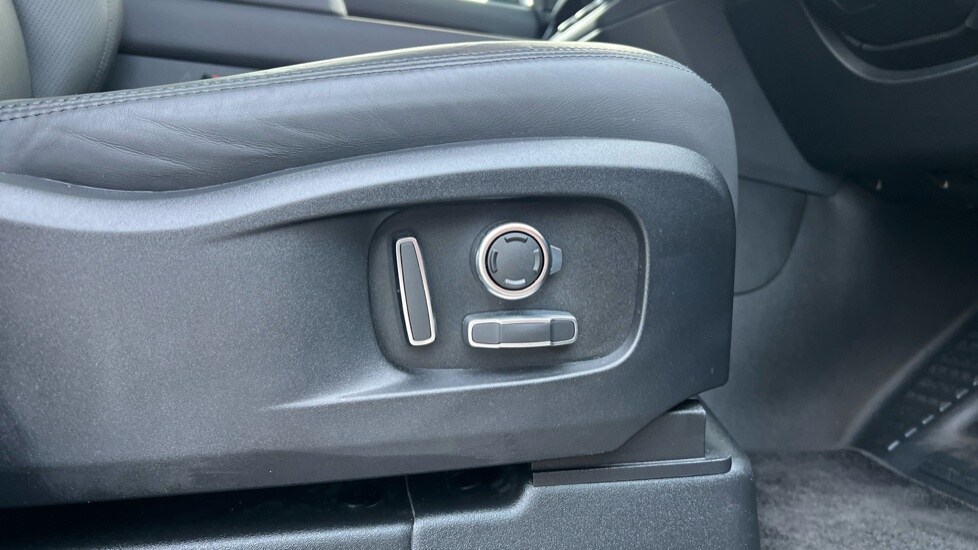 Used Land Rover Defender 2025 for sale - 76540144: Photo 47