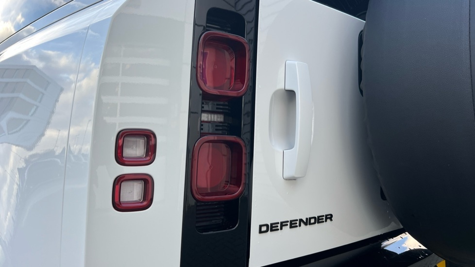 Used Land Rover Defender 2023 for sale - 76915091: Photo 19