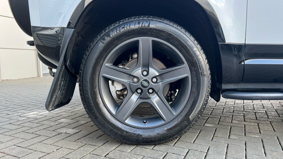 Used Land Rover Defender 2023 for sale - 76915091: Photo 32