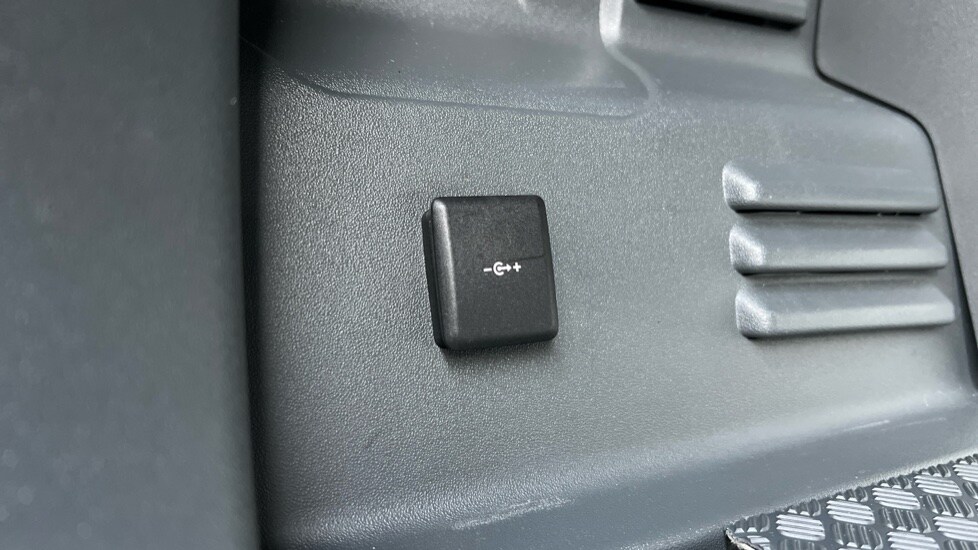 Used Land Rover Defender 2023 for sale - 76915091: Photo 57