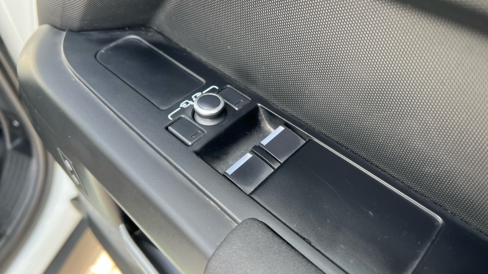 Used Land Rover Defender 2022 for sale - 76140060: Photo 43