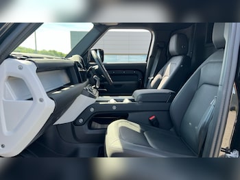 Used Land Rover Defender 2024 for sale - 75396456: Photo