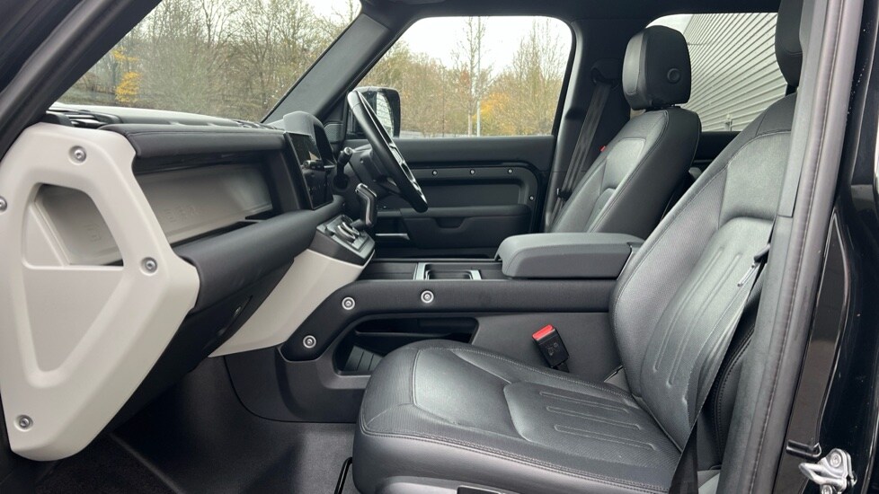 Used Land Rover Defender 2021 for sale - 76773218: Photo 3