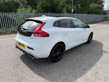 Used Volvo V40 2019 for sale - 79080678: Photo