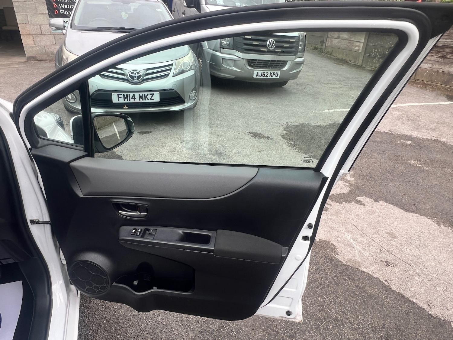 Used Toyota Yaris 2013 for sale - 76243239: Photo 29