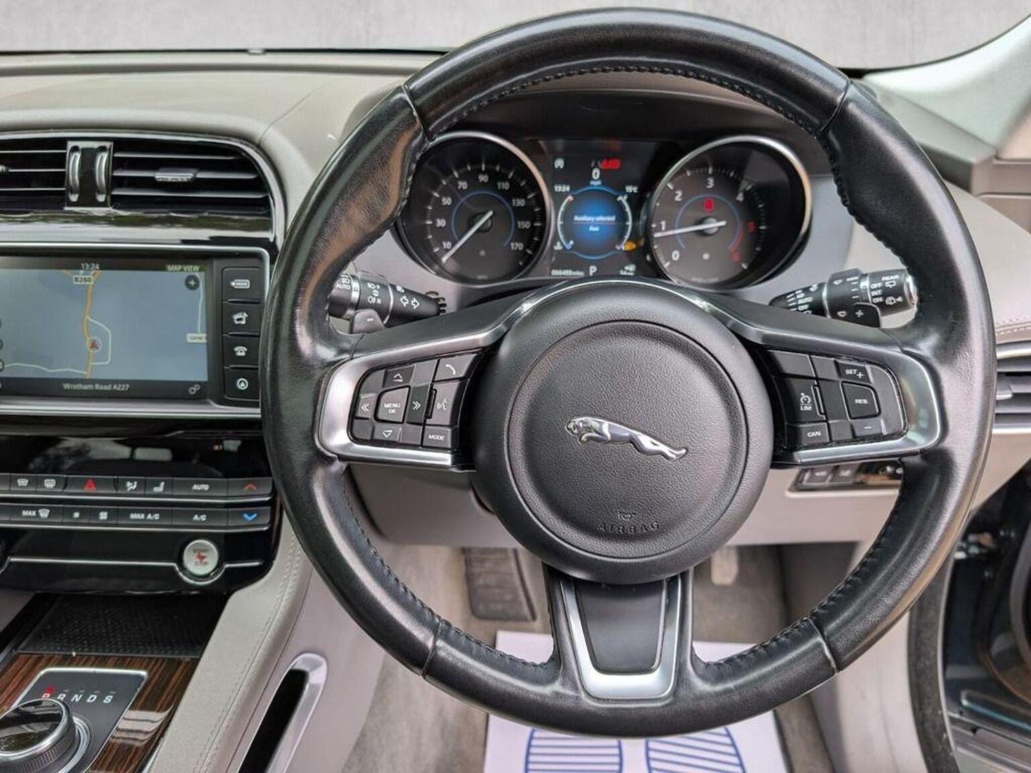 Used Jaguar F-Pace 2018 for sale - 76397032: Photo 6