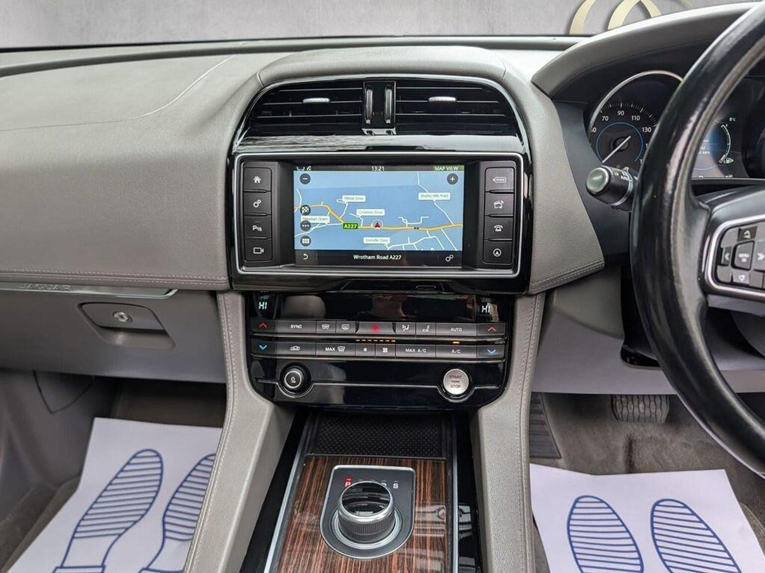 Used Jaguar F-Pace 2016 for sale - 76974302: Photo 6