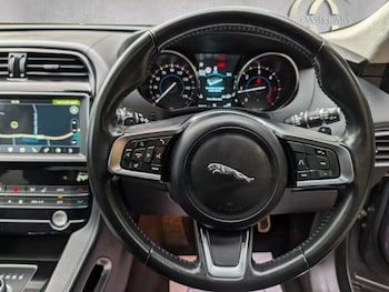 Used Jaguar F-Pace 2019 for sale - 76471300: Photo