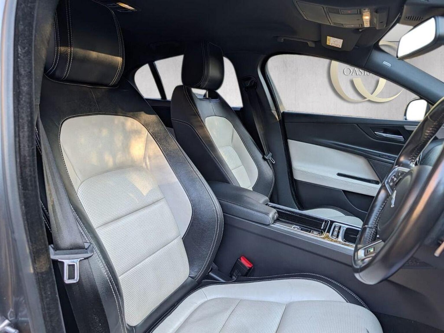 Used Jaguar XE 2017 for sale - 76799167: Photo 4