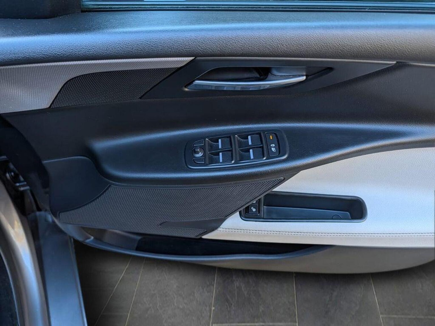 Used Jaguar XE 2017 for sale - 76799167: Photo 7