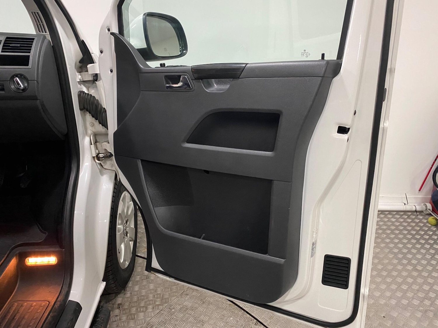 Used Volkswagen Transporter Shuttle 2015 for sale - 77143091: Photo 9