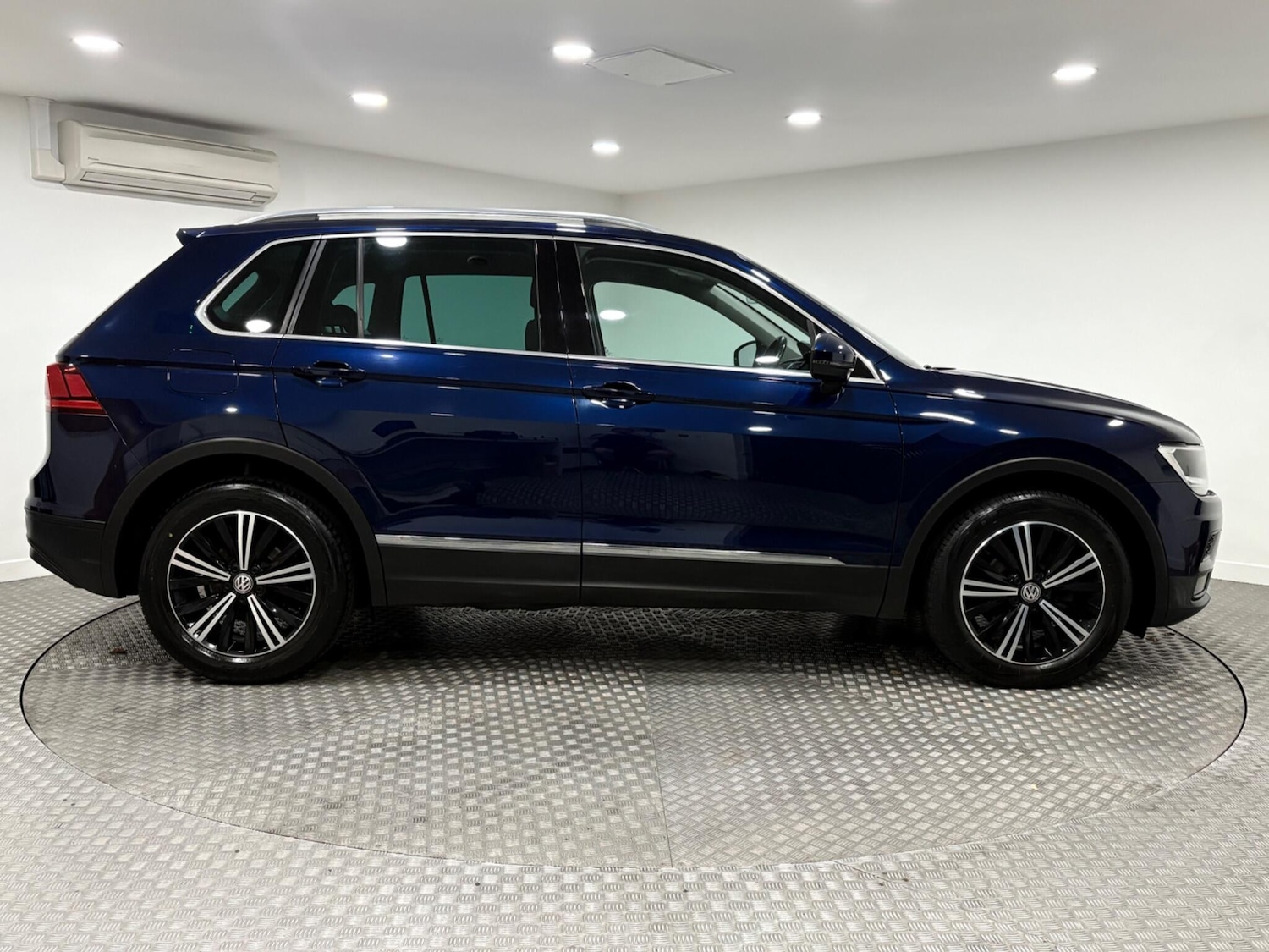 Used Volkswagen Tiguan 2017 for sale - 76527895: Photo 2