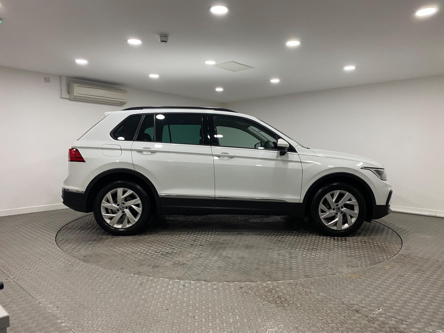 Used Volkswagen Tiguan 2021 for sale - 77109320: Photo 2