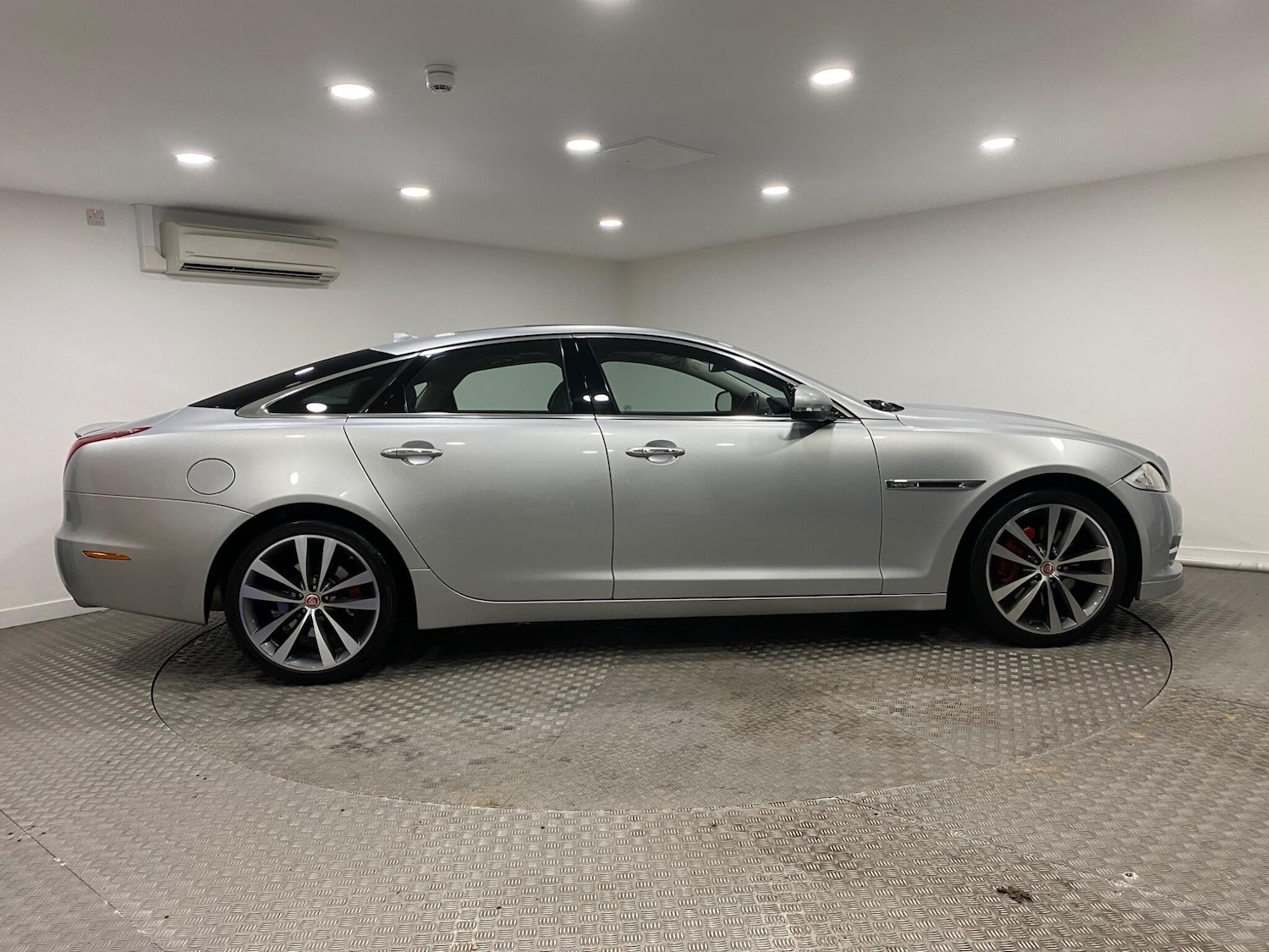 Used Jaguar XJ 2015 for sale - 77191173: Photo 2