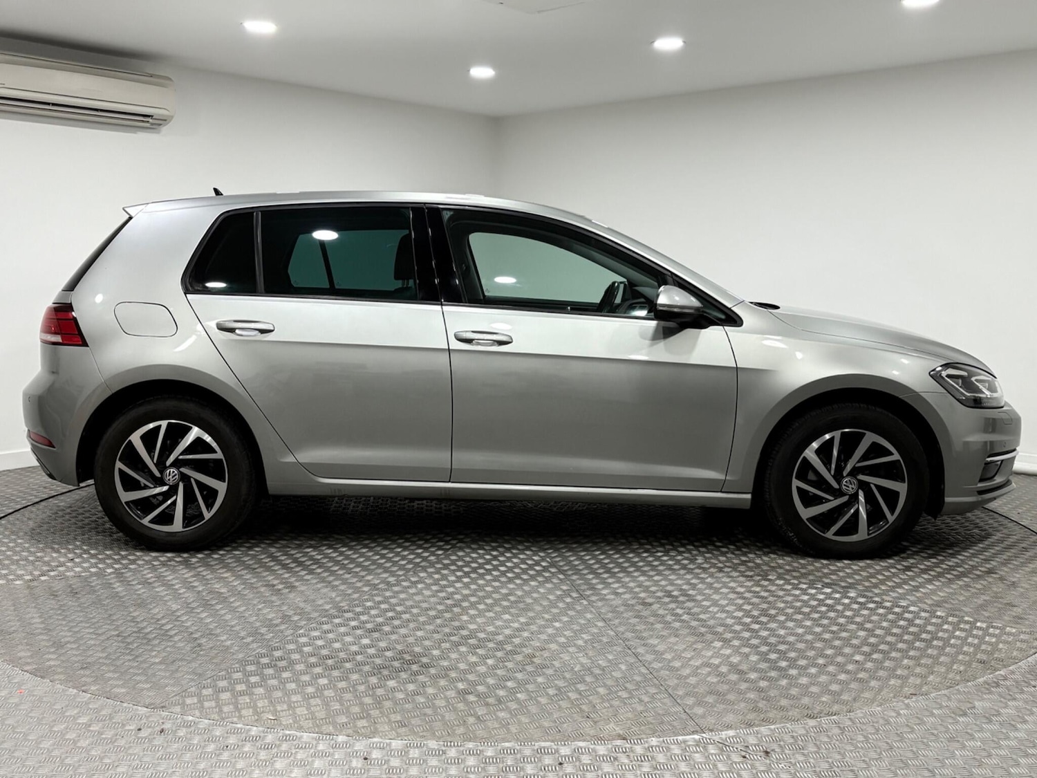 Used Volkswagen Golf 2020 for sale - 77021149: Photo 2