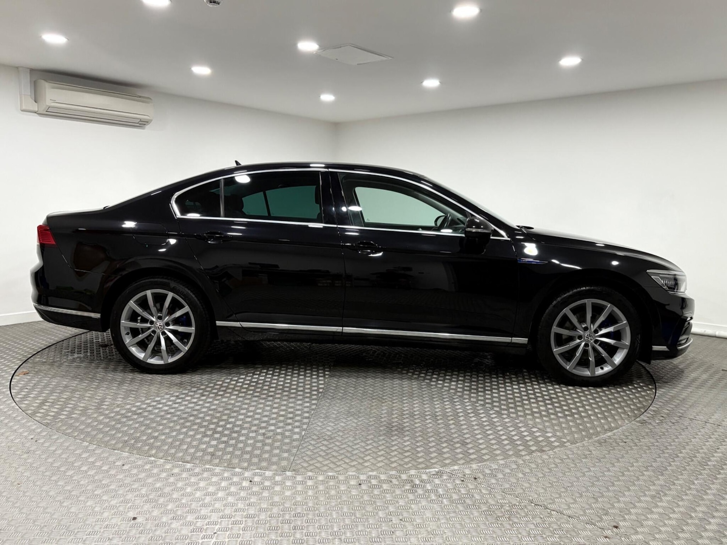 Used Volkswagen Passat 2020 for sale - 76671437: Photo 2