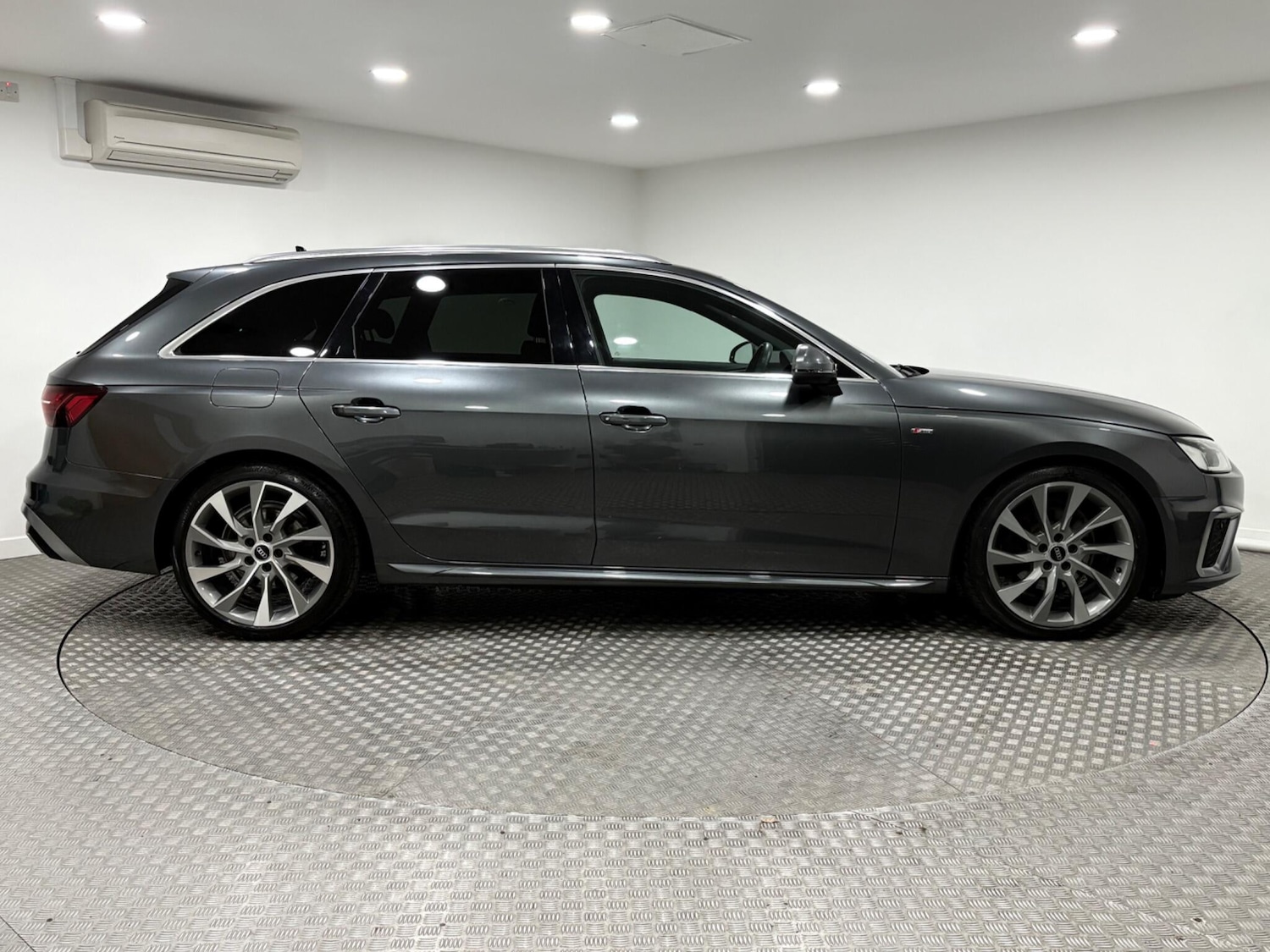 Used Audi A4 2021 for sale - 77021145: Photo 2