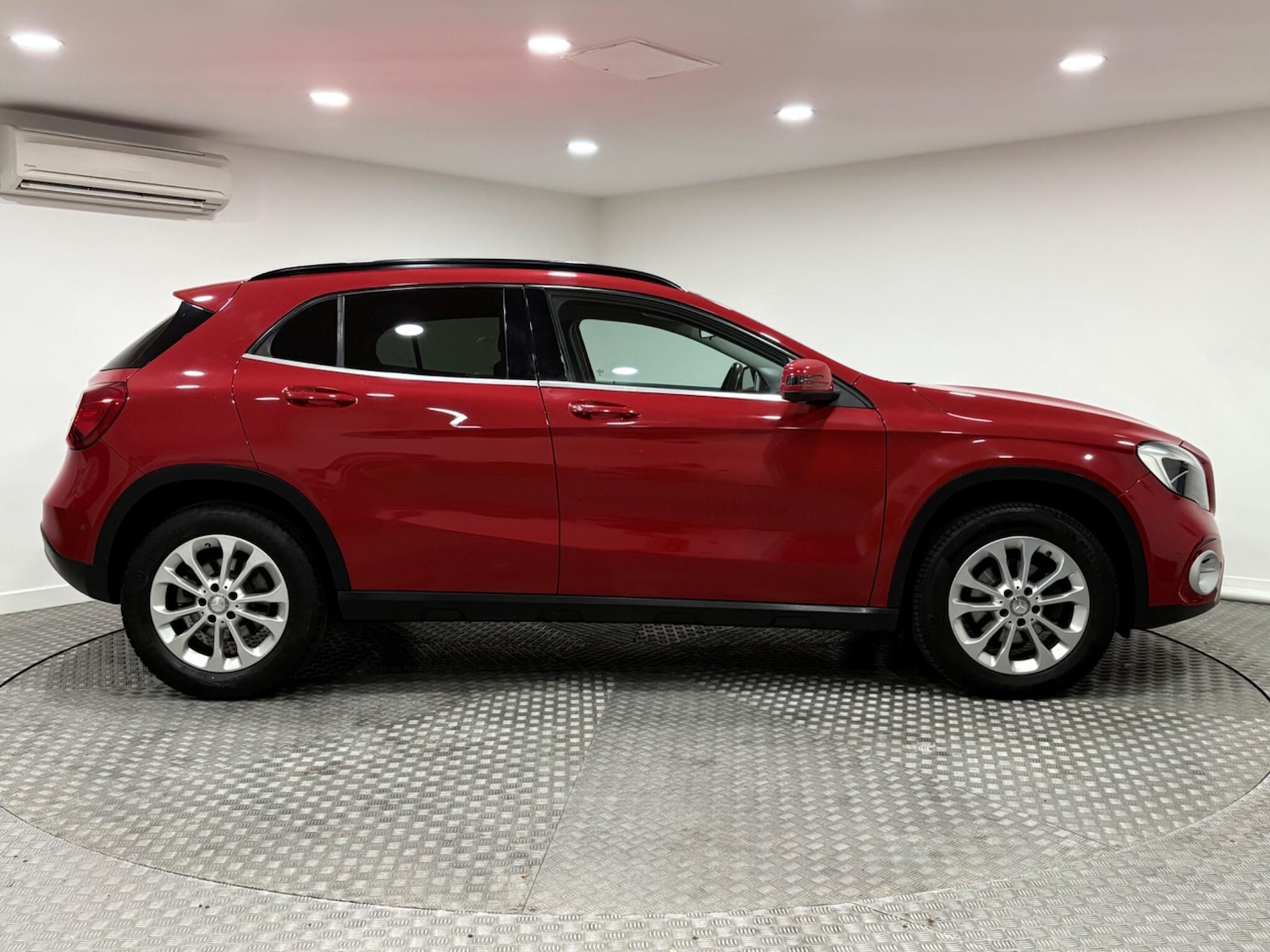 Used Mercedes-Benz GLA 2017 for sale - 76671638: Photo 2