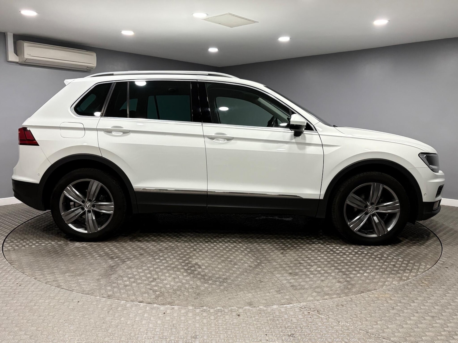 Used Volkswagen Tiguan for sale - 77808394: Photo 2